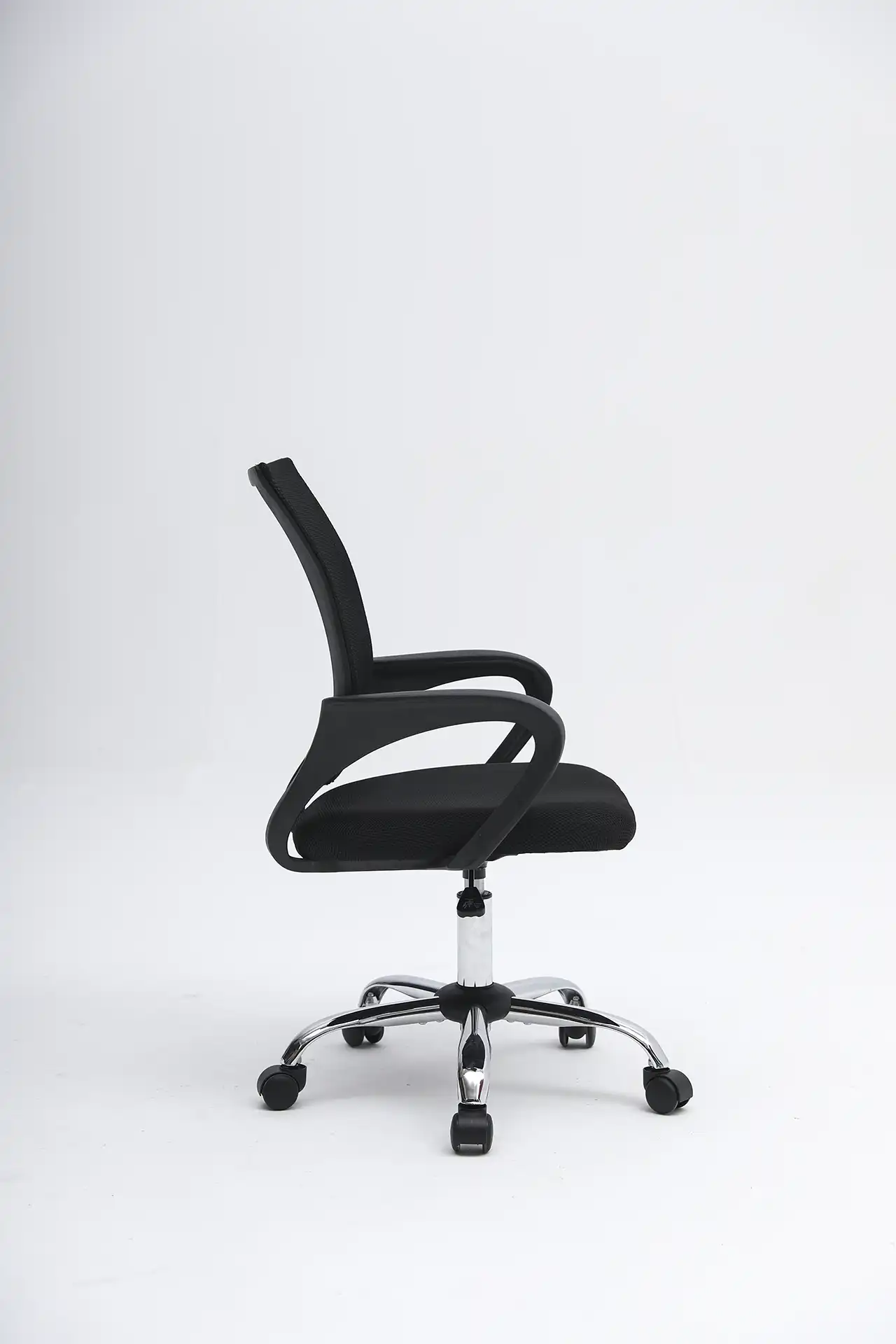 Photo du produit FAUTEUIL AMY TISSU POLYURETHANE ET MAILLE NOIR